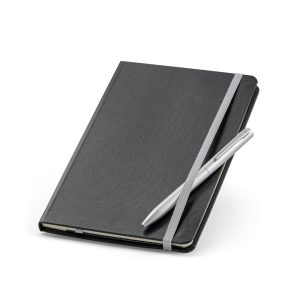 MORAES. Conjunto composto por 1 caderno e 1 caneta esferográfica. Caderno A5 com 160 páginas pautadas e caneta esferográfica com escrita em azul